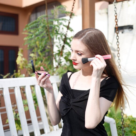 Brown Bronzer and Contour Compact with Smooth Texture - Picture 11 of 15